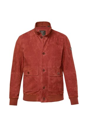 Chaqueta de ante roja con cuello alto, cierre de botones en el frente, dos bolsillos delanteros y puños acanalados. Textura suave con un acabado mate.