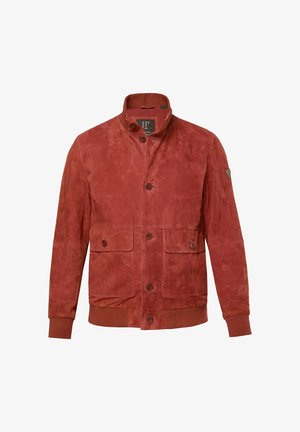 Czerwona zamszowa kurtka z wysokim kołnierzem, zapinana na guziki z przodu, z dwiema kieszeniami z przodu i ściągaczami przy mankietach. Gładka tekstura z matowym wykończeniem.