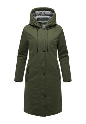 Parka vert olive avec capuche, dotée d'une doublure grise matelassée, de poches latérales zippées et de fermetures à bouton. Manches longues et coupe droite.
