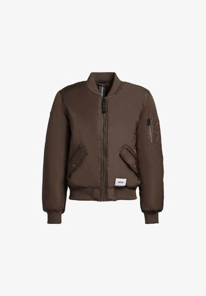 Veste aviateur marron avec un devant zippé, des poignets et un ourlet côtelés. Dispose de poches latérales et d'une poche zippée sur la manche. Texture de tissu lisse.