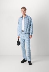 HUGO NATE - Džínsy voľného strihu - light/pastel blue