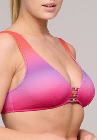 Top de bikini en degradado de rosa y púrpura con superficie texturizada, tirantes anchos y tres detalles en tono dorado en el centro.