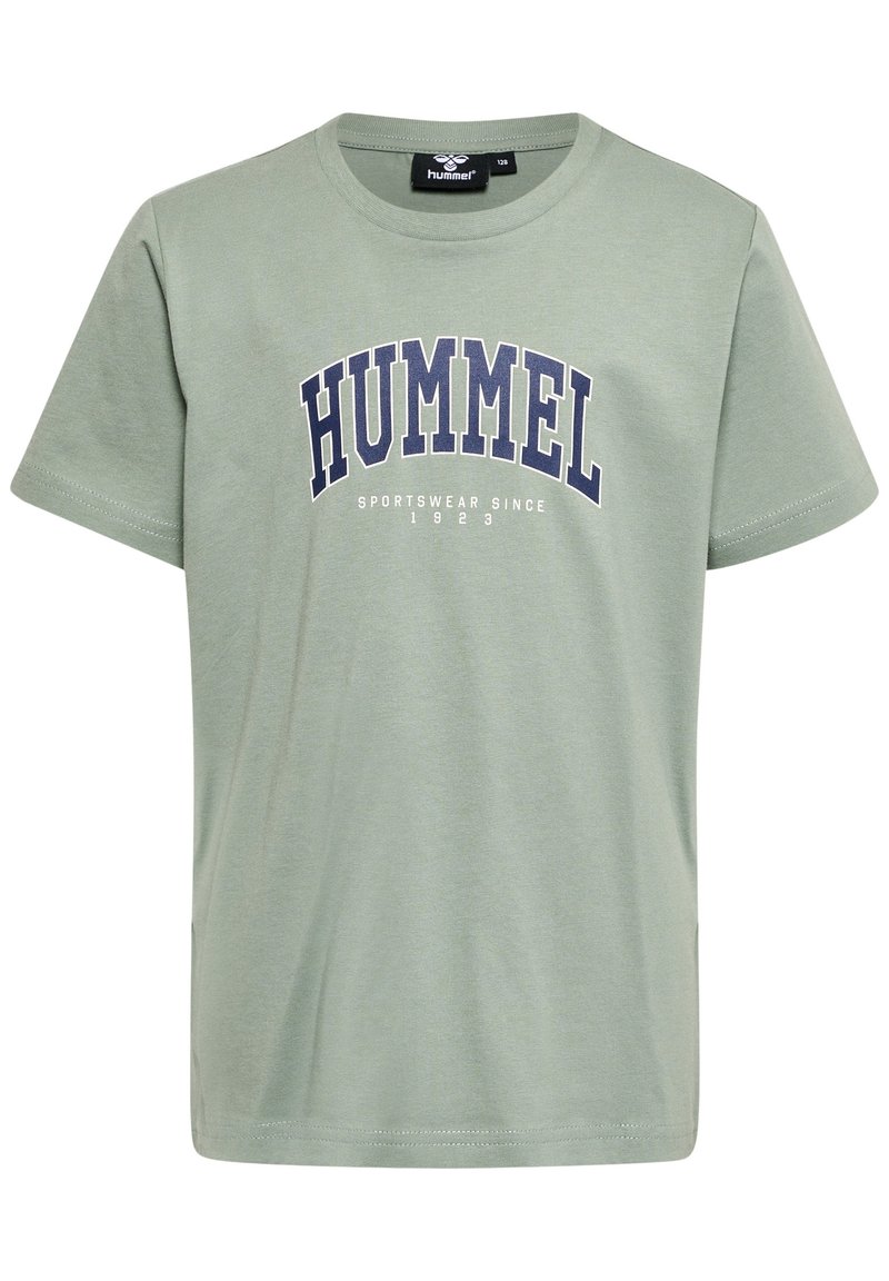 Ljusgrön bomulls-t-shirt med korta ärmar, rund halsringning och marinblå "HUMMEL"-text tryckt över bröstet.