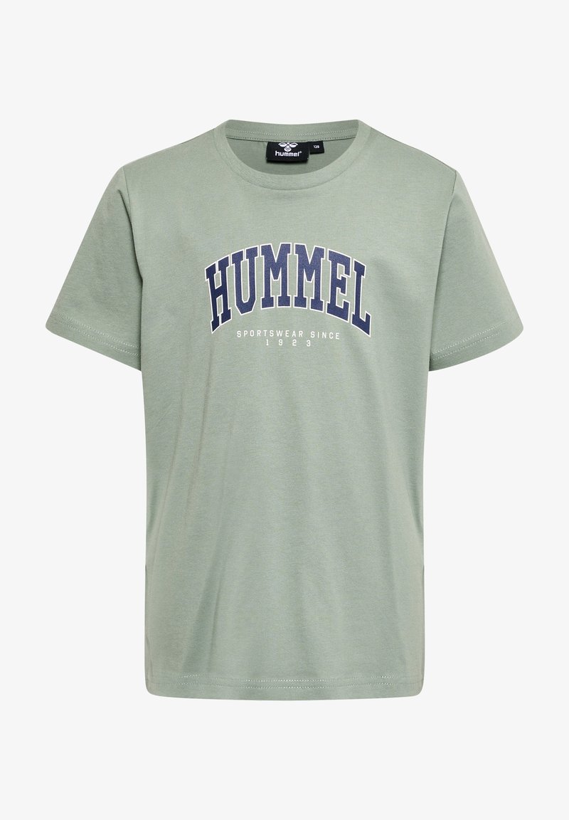 T-shirt en coton vert clair avec des manches courtes, un col rond et le texte "HUMMEL" en bleu marine imprimé sur la poitrine.