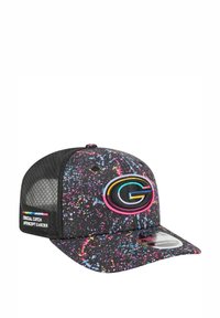 Schwarze Baseballmütze mit einem lebhaften Spritzmuster in Pink, Blau und Gelb. Mit einem runden Logo und einem Netzrücken. Enthält ein Etikett zur Krebsverhütung.