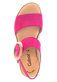 Sandalo in suede fucsia con una larga fascia e un accent metallicolico circolare, dotato di soletta imbottita e plantare sagomato.