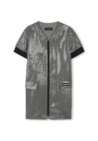 Robe en sequins argentés avec des manches courtes, fermeture éclair et deux poches sur le devant. Présente une texture côtelée et une bande logo noire au niveau des manches.