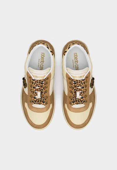 Ζευγάρι από μπεζ και καφέ αθλητικά παπούτσια με κορδόνια και λεπτομέρειες με σχέδιο λεοπάρδαλη, επίπεδη σόλα και το λογότυπο "Roberto Cavalli" στο εσωτερικό.