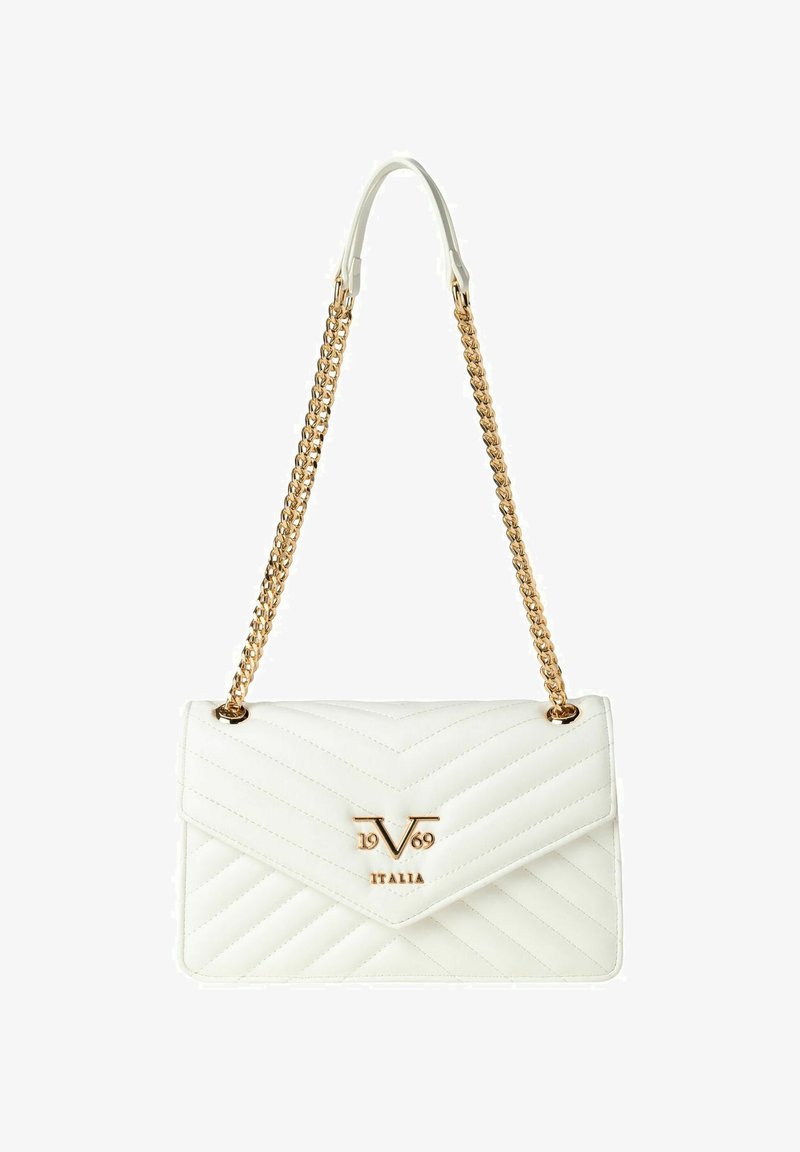 Weiße gep quiltete Handtasche mit Chevron-Muster, goldfarbener Hardware-Logoplatte und goldfarbener Kettenriemen. Verfügt über einen Klappenverschluss und eine glatte Textur.