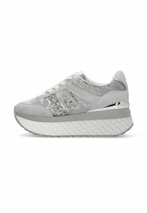 Sneaker platform grigia e argento con dettagli glitter, logo argento, lacci bianchi e suola decorata, esposta su sfondo bianco.