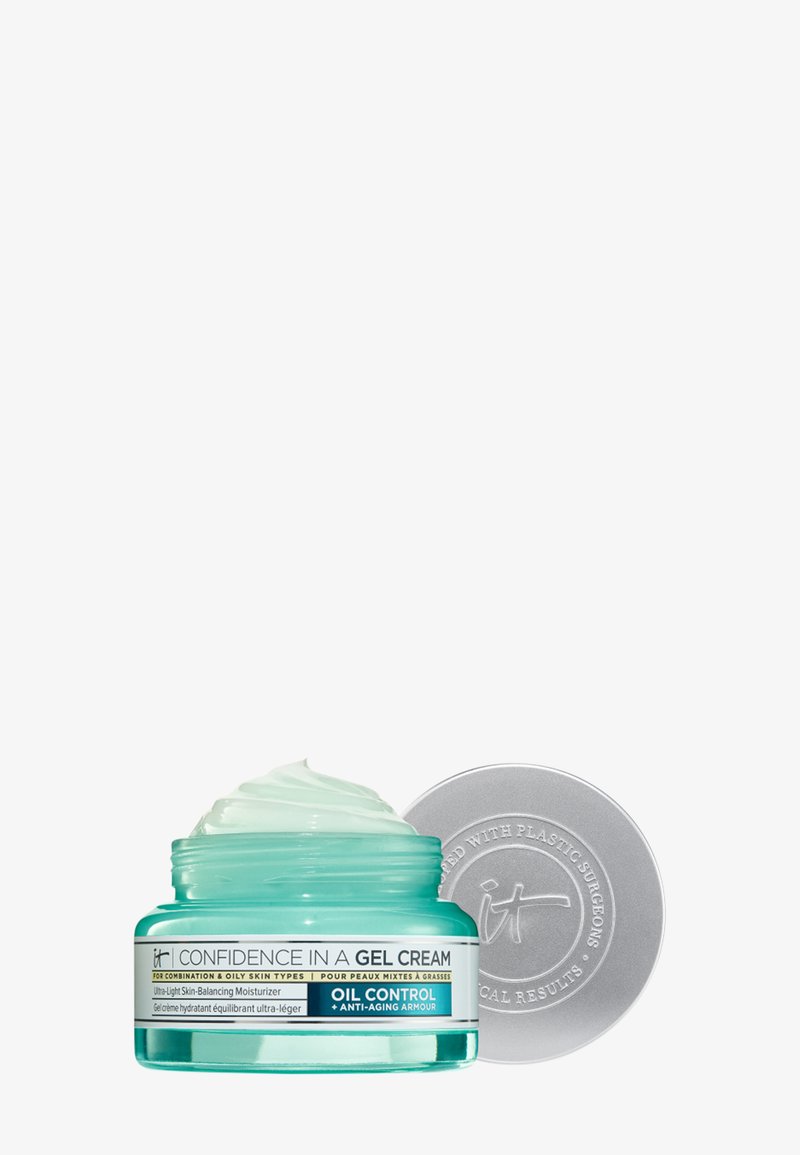 Pot ouvert de crème gel vert clair étiquetée pour peau mixte et grasse avec des bienfaits anti-âge et contrôle de l'excès de sébum, à côté d'un couvercle en argent.