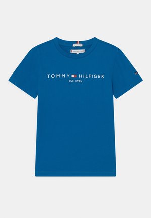 T-shirt di cotone blu con scollo tondo, maniche corte e testo bianco "TOMMY HILFIGER EST. 1985" con logo sulla manica sinistra.