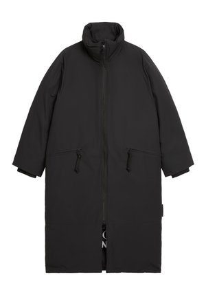 Czarny długi płaszcz z wysokim kołnierzem, zamkiem z przodu, dwiema przednimi kieszeniami i regulowanymi sznurkami. Gładki materiał i minimalistyczny design.