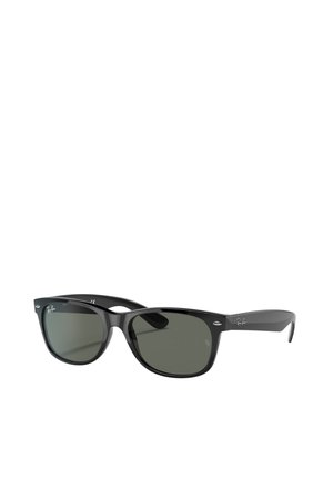 Occhiali da sole Ray-Ban con montatura in plastica nera, lenti verdi, forma quadrata e dettaglio del logo sulle tempie. Design classico con finitura lucida.