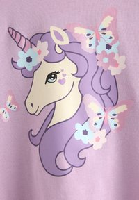 Γραφικό μοβ μονόκερου με ροζ και μπλε πεταλούδες και λουλούδια σε ανοιχτό λεβαντίνι φόντο. Διαθέτει σπειροειδές κέρατο και κυματιστή χαίτη.