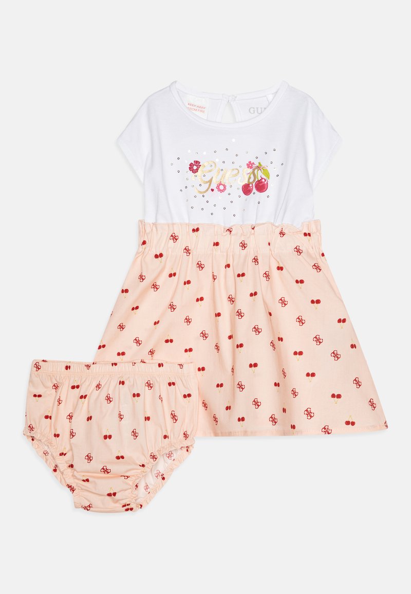 Biała sukienka z krótkim rękawem i różową spódnicą w wzór wiśni i kwiatów, w zestawie z pasującymi różowymi majteczkami o podobnym wzorze.