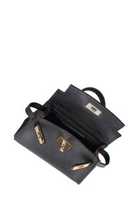 Borsa a tracolla in pelle nera con finitura texturizzata, dotata di accessori dorati, manico superiore e chiusura a clip. La parte superiore aperta mostra l'interno.