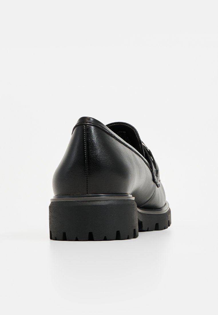 Czarne skórzane buty z okrągłym czubkiem, masywną gumową podeszwą i gładką teksturą. Charakteryzują się minimalnym przeszyciem i eleganckim wzornictwem.