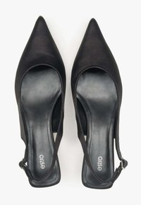 Czarne satynowe czółenka na obcasie z wydłużonym czubkiem, wyściełanymi wkładkami i smukłymi paskami na kostce. Gładka faktura i minimalistyczny design.