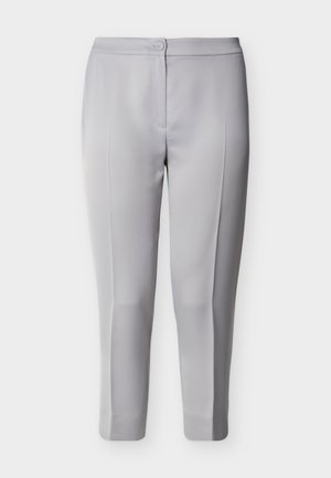 Ανοιχτό γκρι παντελόνι γυναικείο, ραμμένο καστόμενο, με πιέτες μπροστά, κούμπωμα με κουμπί στη μέση και στενή εφαρμογή στο μήκος μέχρι τον αστράγαλο.