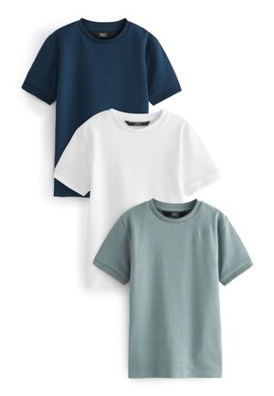 Tre t-shirts: marineblå med struktureret stof, hvid med glat overflade og lys grøn med subtilt mønster. Korte ærmer og rund hals.