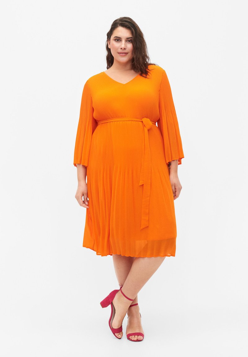 Zizzi PLISSIERTES MIT 3/4ÄRMELN Freizeitkleid exuberance/orange