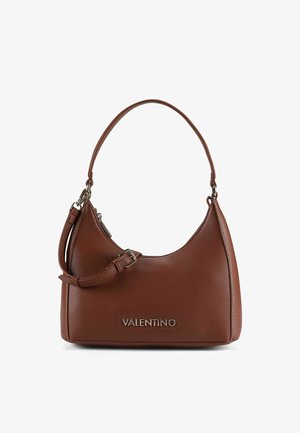 Braune Ledertasche mit geschwungener Form, verstellbarem Riemen, silbernen Beschlägen und geprägt er Logo-Details auf der Vorderseite.