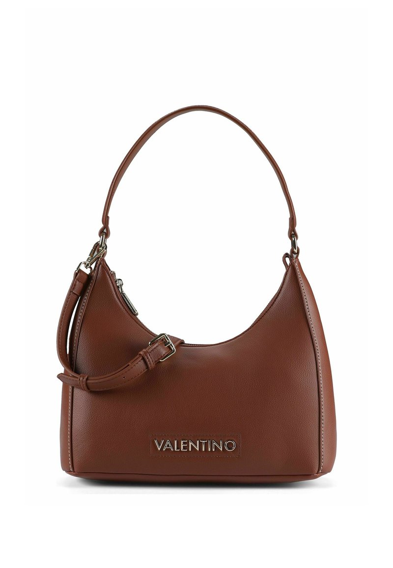 Braune Ledertasche mit geschwungener Form, verstellbarem Riemen, silbernen Beschlägen und geprägt er Logo-Details auf der Vorderseite.