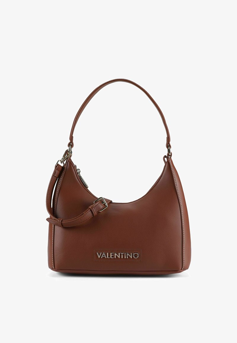 Braune Ledertasche mit geschwungener Form, verstellbarem Riemen, silbernen Beschlägen und geprägt er Logo-Details auf der Vorderseite.