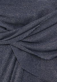 Tissu texturé bleu marine avec des fils métalliques. Le matériau est léger, présentant un motif tissé, des plis tombants et une finition lisse.