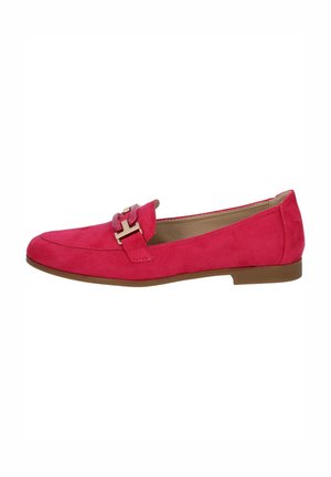 Mocassin en daim rose avec talon plat, doté d'une boucle en métal décorative et d'un bord contrasté. Texture lisse et design à bout rond.
