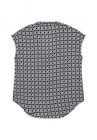 Top senza maniche bianco e nero con un motivo geometrico a diamante, orlo arrotondato e vestibilità ampia, mostrato da dietro su uno sfondo bianco.