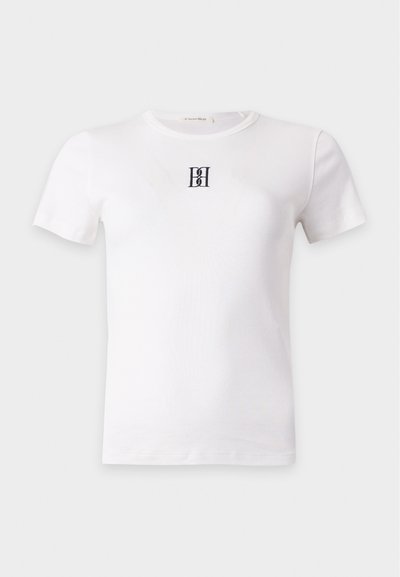 T-shirt blanc à manches courtes avec un petit logo noir brodé au centre de la poitrine et un col rond.