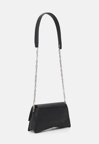 Czarna skórzana torebka o teksturowanej powierzchni, z płaskim kształtem, krótkim skórzanym uchwytem oraz długim srebrnym łańcuszkiem na ramię.