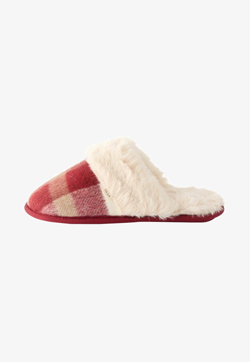 Pantofole in feltro a quadri rossi e beige con morbida fodera in pelliccia bianca e suola rossa soffice. Design aperto sul retro per una facile calzata.
