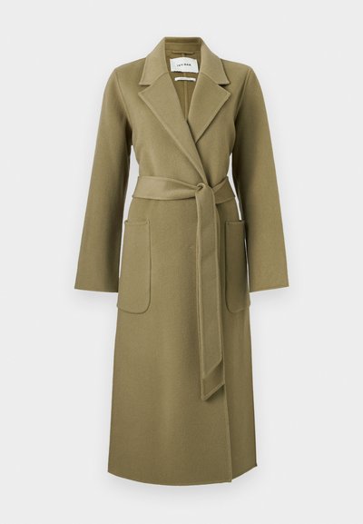 Cappotto avvolgente in lana verde oliva con colletto a revers, maniche lunghe e vita con cintura, caratterizzato da due tasche anteriori a pattina.