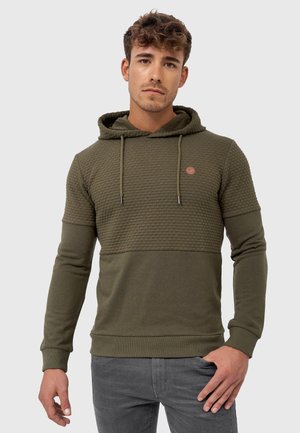 Olijfgroene hoodie met een getextureerd bovenpaneel, een gladde onderzijde, trekkoorden en een klein logo-embleem op de borst.