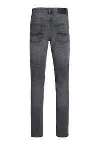 Grå straight-leg denim jeans sett bakfra med to baklommer med bølgemønster og en svart merkeetikett i midjen.
