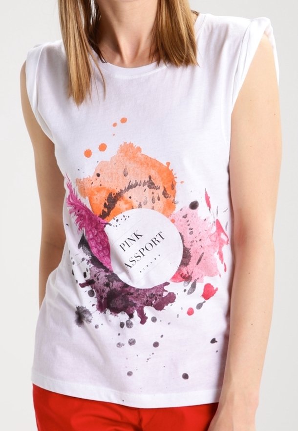 Biała, bezrękawnikowa koszulka bawełniana z kolorowym wzorem w postaci plam farby w odcieniach pomarańczowego, różowego i czarnego, z okrągłą grafiką z napisem "PINK ASSPORT".