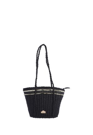 Bolso tote tejido negro con asas trenzadas, ribete de lentejuelas plateadas cerca de la parte superior y una pequeña etiqueta metálica de la marca en el frente.