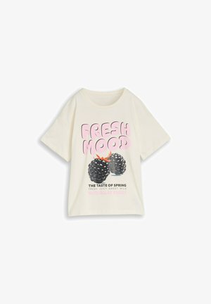 Crèmekleurig T-shirt met roze tekst "FRESH MOOD" boven twee bramen en kleinere tekst met "THE TASTE OF SPRING" en beschrijvende woorden.