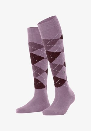 Kniestrümpfe aus weichem Material, mit einem lila und dunkelbraunen Argyle-Muster und weißen Nähakzenten. Gesamte glatte Textur.