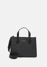 Černá syntetická kabelka s dvojitými uchy a odnímatelným popruhem. Na přední straně se nachází logo a po celém povrchu je umístěn embosovaný vzor.