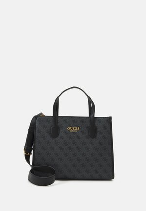 Černá syntetická kabelka s dvojitými uchy a odnímatelným popruhem. Na přední straně se nachází logo a po celém povrchu je umístěn embosovaný vzor.