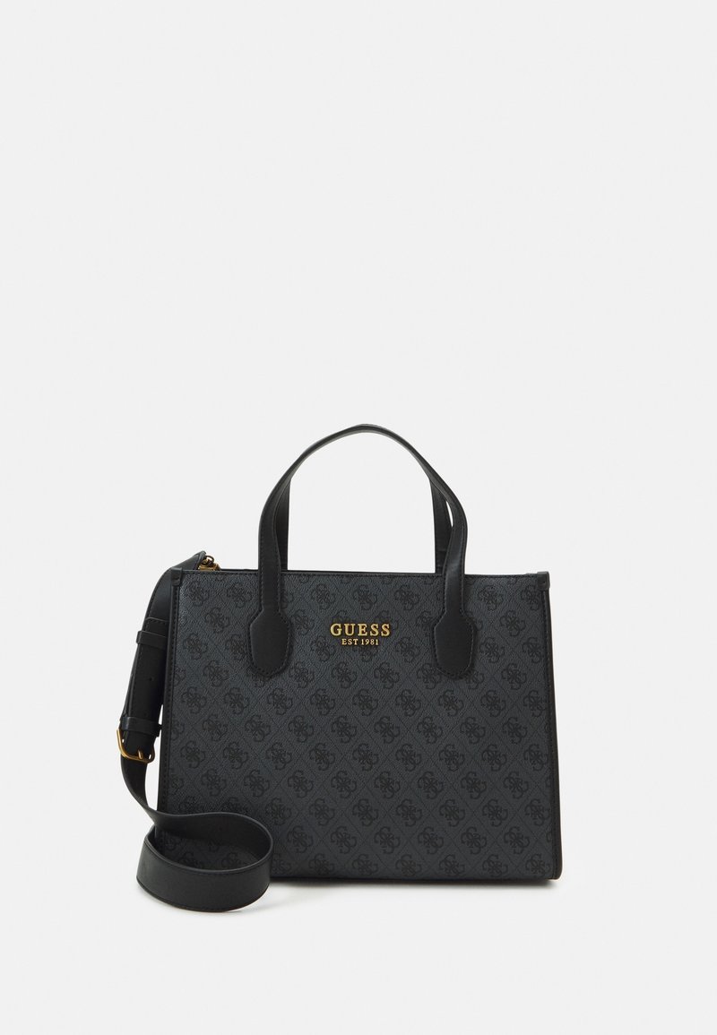 Černá syntetická kabelka s dvojitými uchy a odnímatelným popruhem. Na přední straně se nachází logo a po celém povrchu je umístěn embosovaný vzor.