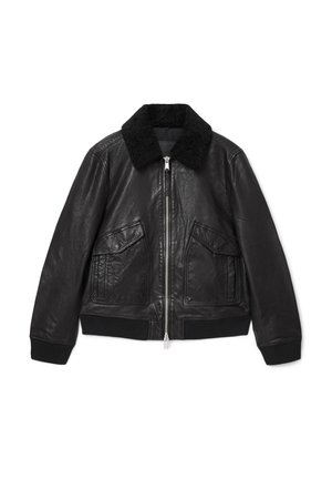Chaqueta bomber de cuero negro con cuello de borrego, cierre frontal con cremallera y dos bolsillos delanteros con dobladillo y puños acanalados. Textura suave.
