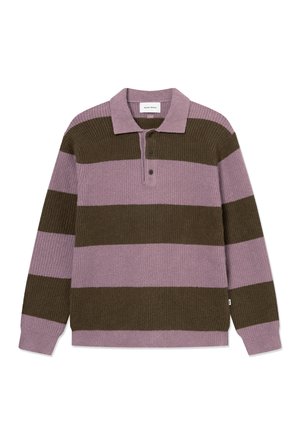 Pitkähihaiset poolopaita, valmistettu teksturoidusta kankaasta, jossa vuorottelevat tummanvihreät ja laventelinvioletit raidat, kolmella napilla varustettu aukko ja kaulus.