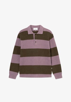 Polo a maniche lunghe in tessuto strutturato, con righe alternate verde scuro e lavanda, chiusura a tre bottoni e colletto.