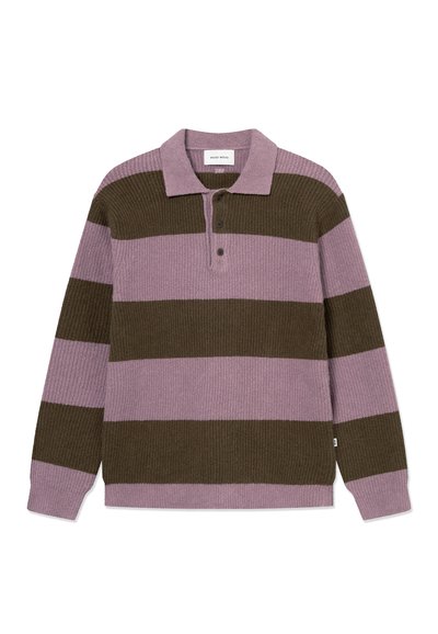 Μπλούζα πόλο με μακριά μανίκια από υφασμάτινη υφή, με εναλλασσόμενες ρίγες σε σκούρο πράσινο και λιλά, με τρεις κουμπότρυπες και γιακά.