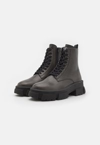 Steve Madden TANKER-M - Šněrovací kotníkové boty - dark grey/black
